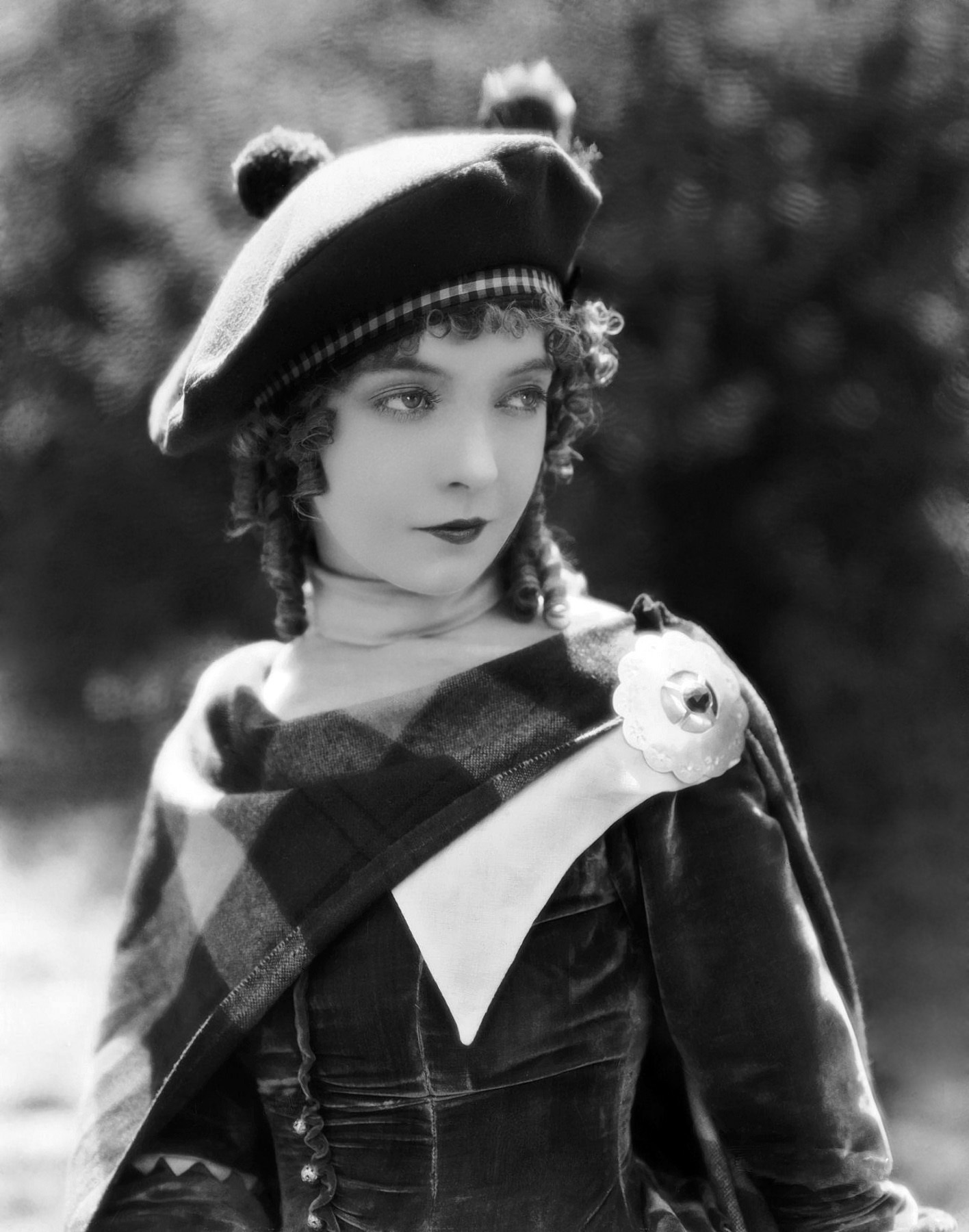 Lillian Gish in the 1927 film Annie Laurie.