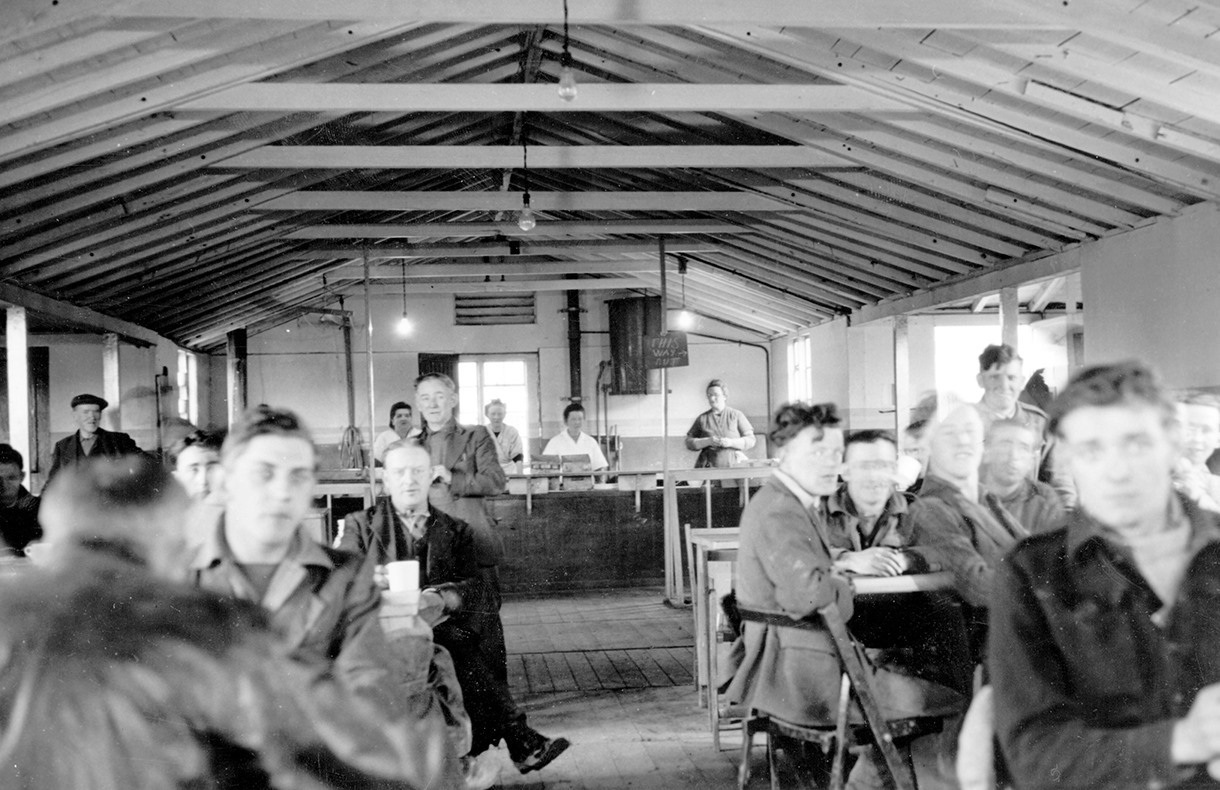 Council workers at lunch in Pollok estate. Pic: Glasgow City Archives