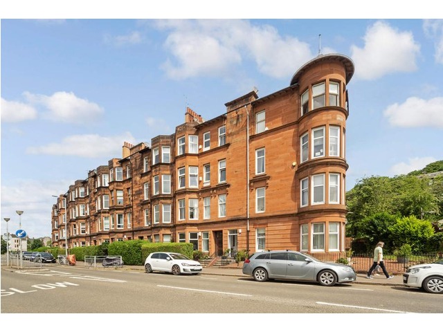 Glasgow flat for sale is walk-in condition in Shawlands
