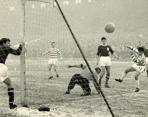 Glasgow Times : Celtic v Aberdeen, janvier 1965. Bertie Auld passe sous un angle étroit.  Au sol se trouve le gardien Ogston et Bennett est sur la ligne de but.