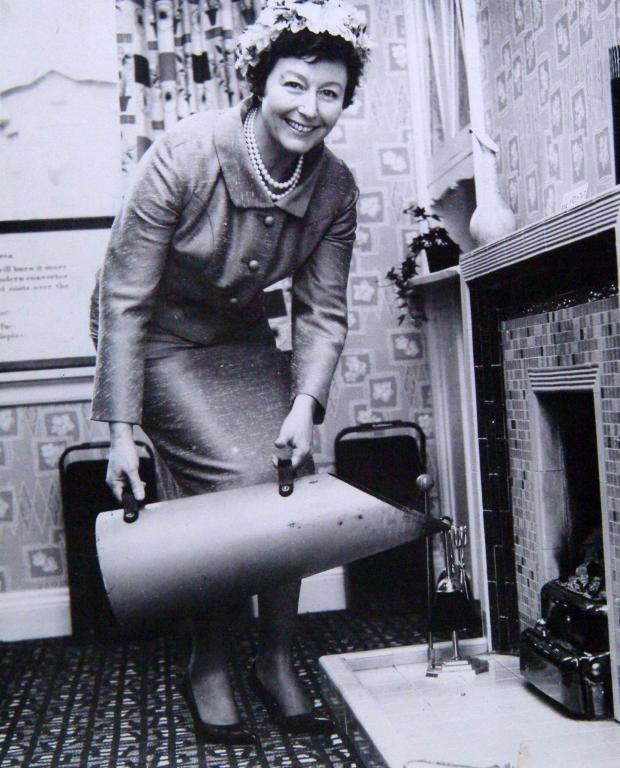 Glasgow Times: KATHIE KAY, SINGER AT CENTRAL HEATING SHOWHOUSE.
13TH APRIL 1961