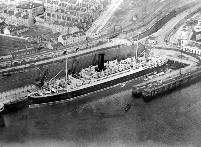 Yorkhill Dock aerial view of east basin and liner Aug 1924 Pic: Glasgow City Archives