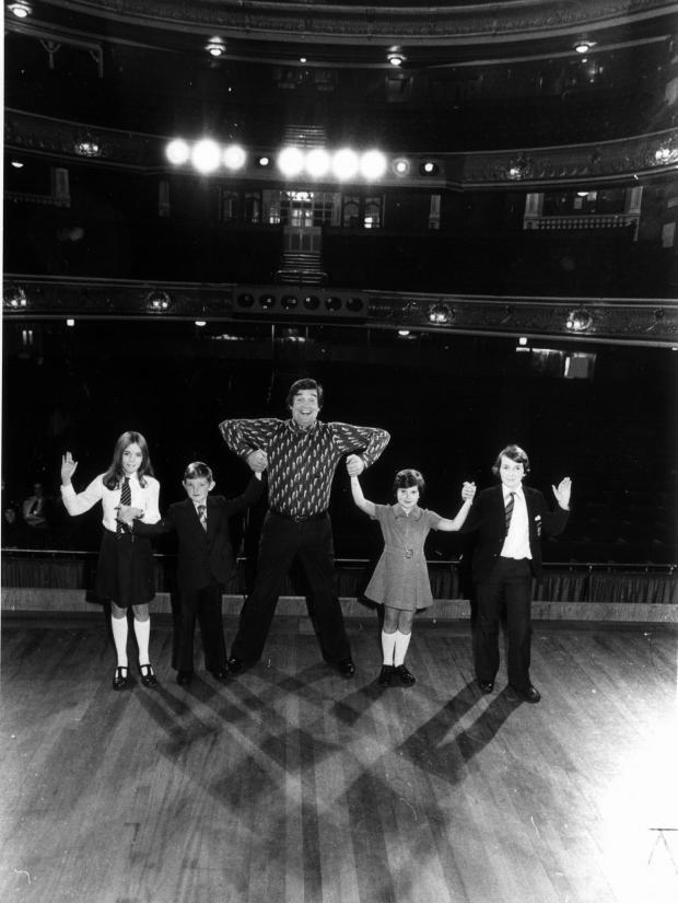 Glasgow Times: BABES IN THE WOOD PANTO KING'S THEATRE 1975. JIMMY LOGAN WITH CHILDREN CHOSEN FROM THE AUDITIONS AS 'BABES'.LEFT TO RIGHT JOANNA BARRETT (11), EDWARD GOUTHER (11) MORVEN PATERSON (10) NEIL JACK (13)