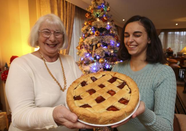 Lee Conetta with Italian student Sara Placentino and her Christmas Plum Pie. STY..Pic Gordon Terris Herald & Times..13/12/21.