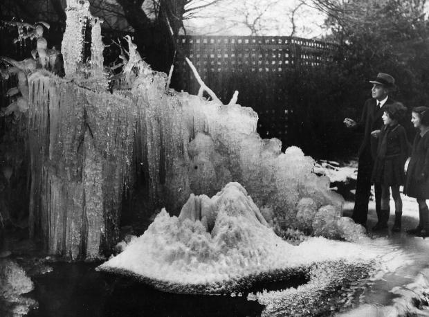 Glasgow Times: Ice fountain, Newlands, 1938
