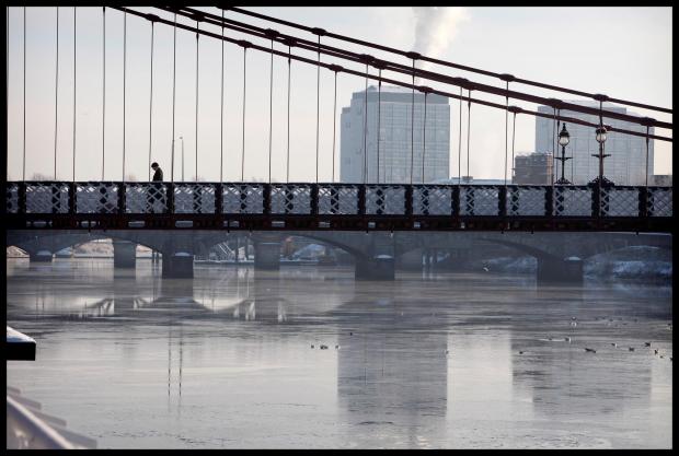 Glasgow Times: The Suspension bridge over a frozen River Clyde, 2010