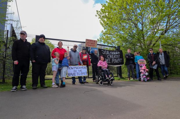 Glasgow Times: Wyndford residents assembled outside the SSE district heating plant to protest the increase in energy prices. They were joined by Labour MSP for the Glasgow Region, Pam Duncan-Glancy.