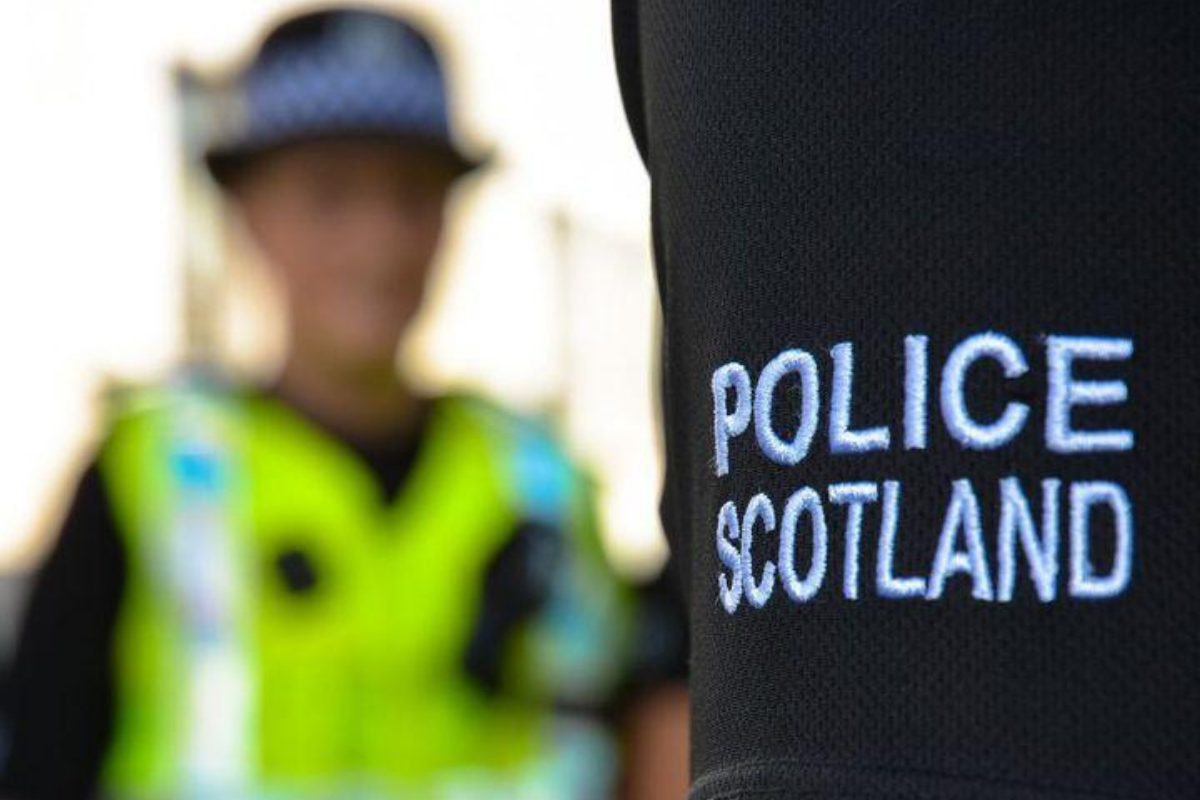 Man stabbed in Glasgow's Queens Park near Victoria Road in attack by group of youths