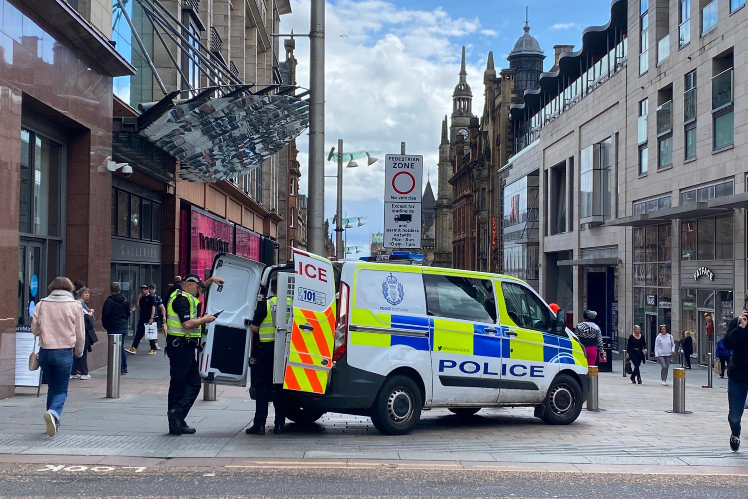 Police presence on Glasgow's Buchanan Street amid ongoing incident