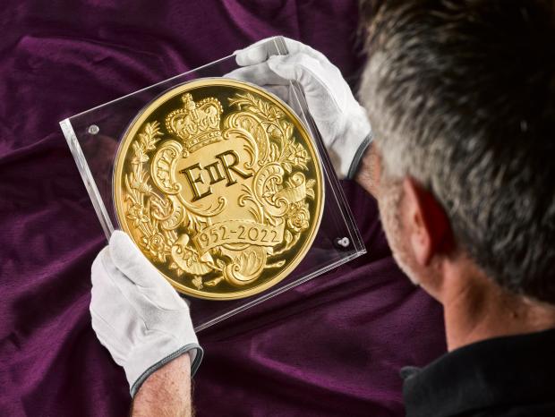 Glasgow Times:  Largest-ever coin to mark Queen's Platinum Jubilee. Credit: The Royal Mint
