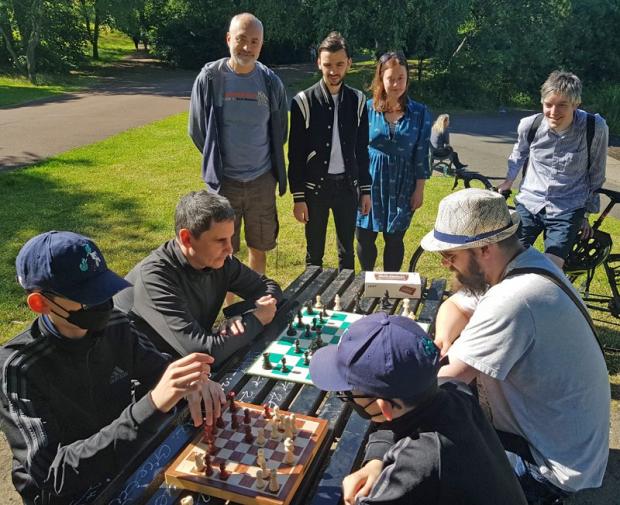 Glasgow Times: ภาพ: Queen's Park Chess Club พบกันที่สระเป็ด Queen's Park