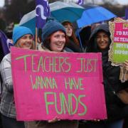 Scottish teaching union members vote to accept pay deal