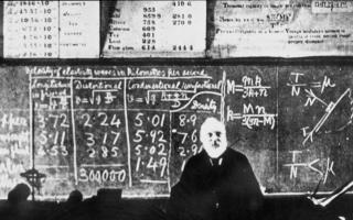 Lord Kelvin teaching in his natural philosophy classroom in 1899
